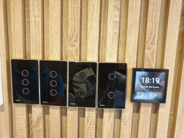 Công tắc cảm ứng HOMEHUK 4 nút đen lõm viền vàng